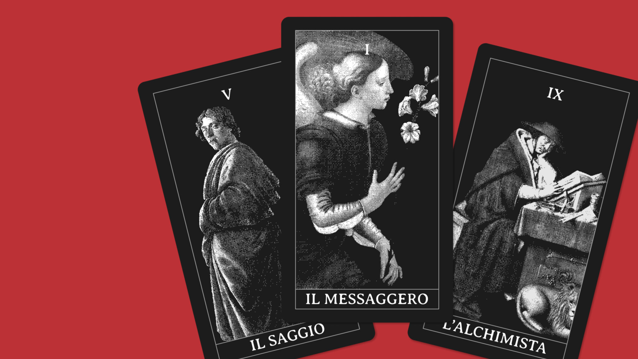 Tre carte degli archetipi a ventaglio su fondo rosso: il Saggio, il Messaggero e l'Alchimista